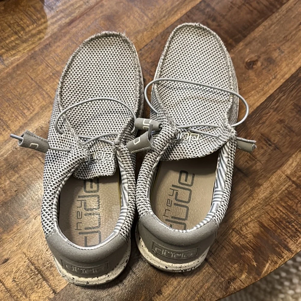 Hey Dude men’s shoes size 9- light grey with speckled soles - Picture 2 of 5